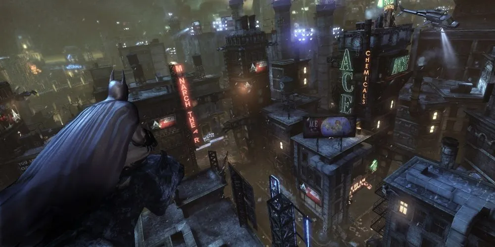 Batman đang quan sát thành phố Arkham từ trên cao, chuẩn bị cho một pha hành động lén lút