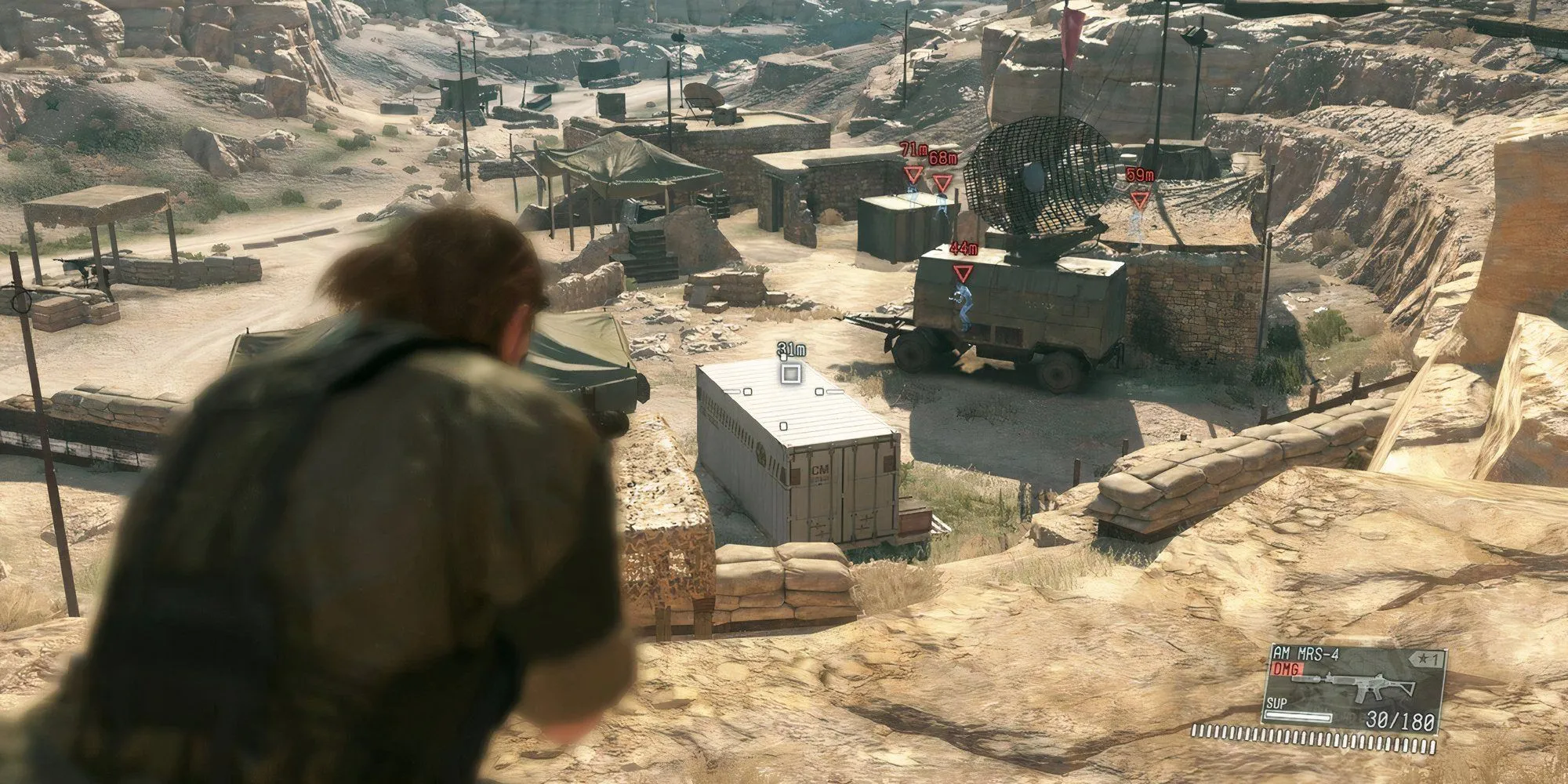 Big Boss đang ẩn nấp thực hiện nhiệm vụ trong Metal Gear Solid V