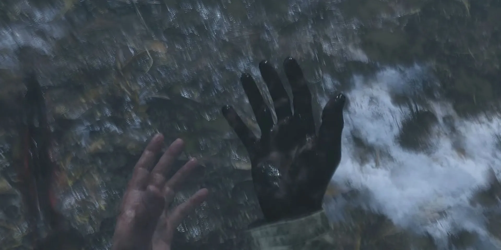 Ethan Winters đối mặt nguy hiểm trong Resident Evil Village
