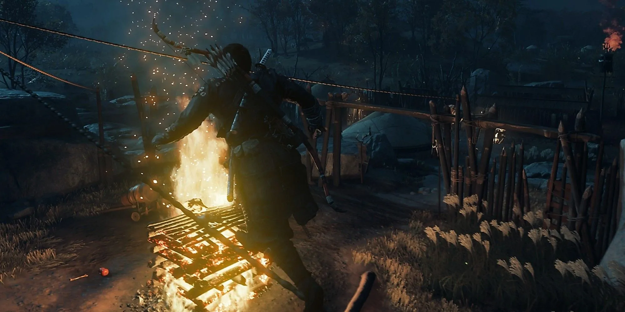 Jin Sakai trong Ghost of Tsushima đang thực hiện một pha ám sát lén lút vào ban đêm