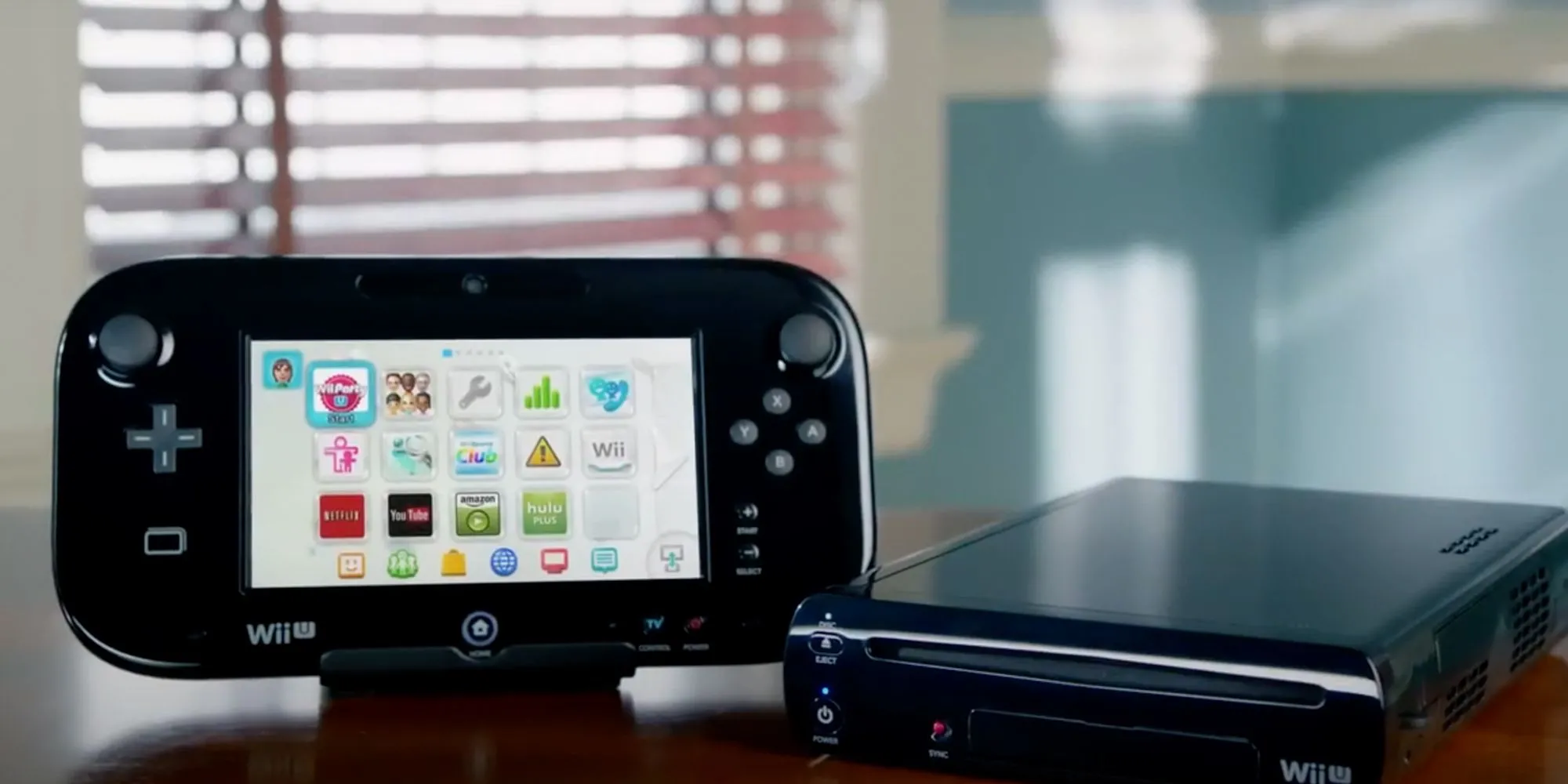 Máy chơi game Nintendo Wii U và tay cầm gamepad hiển thị giao diện eShop
