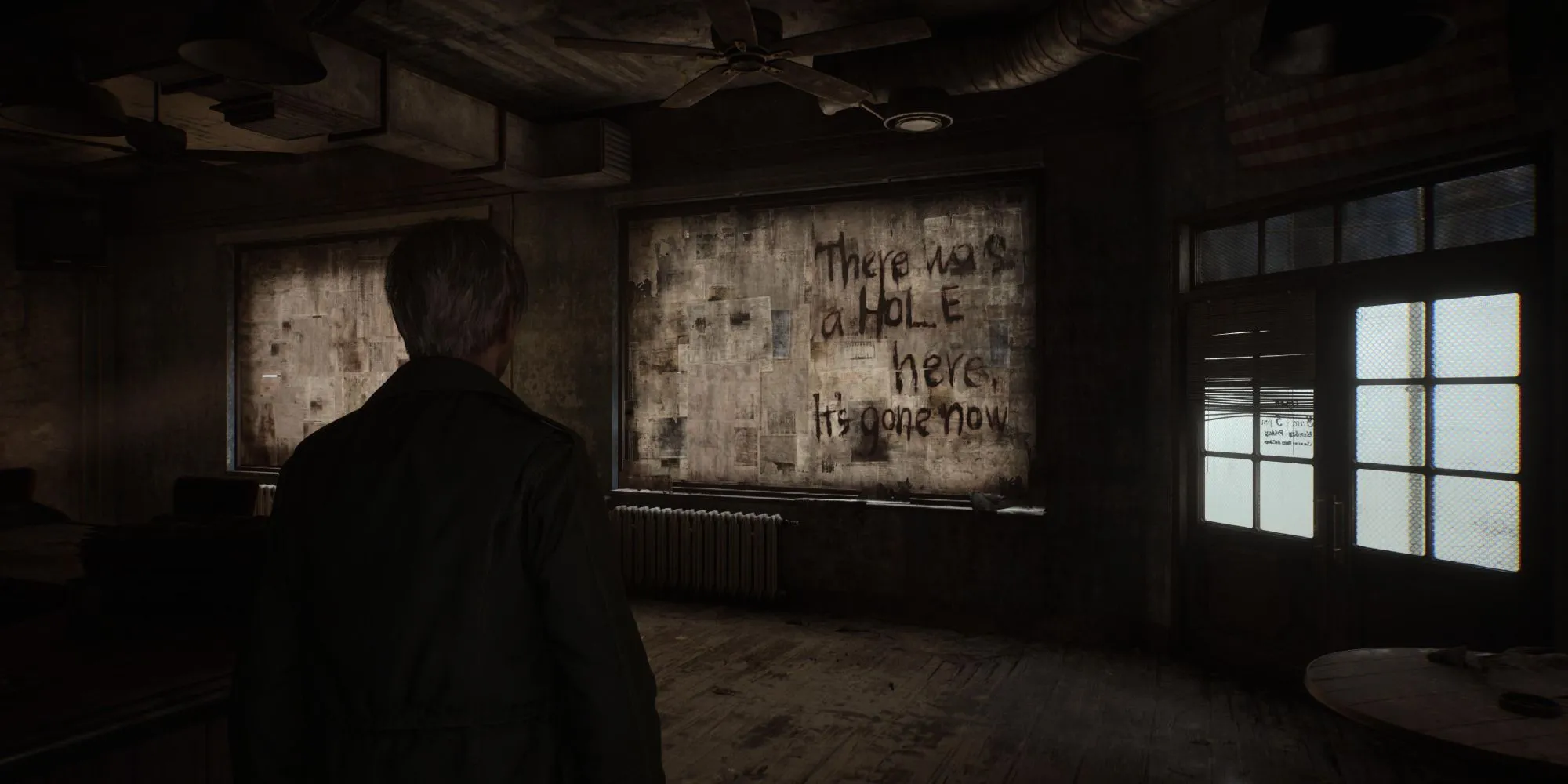 Một cảnh ám ảnh từ Silent Hill 2 Remake với thông điệp bí ẩn trên tường
