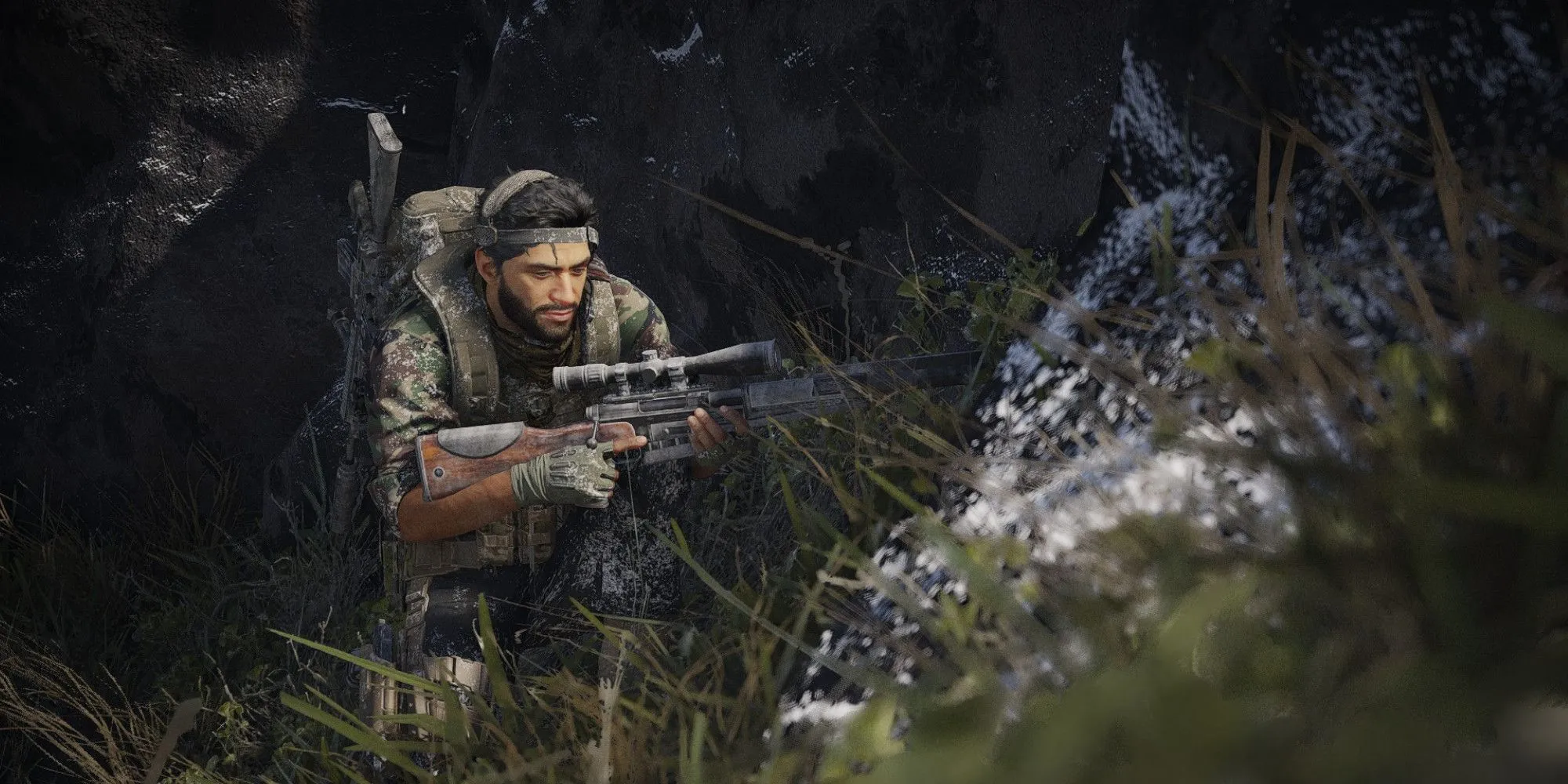 Một đặc nhiệm Ghost Recon đang thực hiện pha hành động lén lút trong Ghost Recon Breakpoint