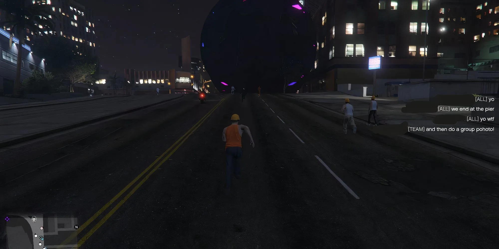 Một hacker đang tạo ra các vật phẩm ngẫu nhiên cản trở cuộc biểu tình trong GTA 5 Online