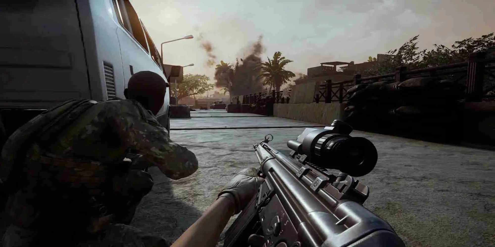 Một người lính trong Insurgency Sandstorm đang di chuyển qua một khu vực bị tàn phá
