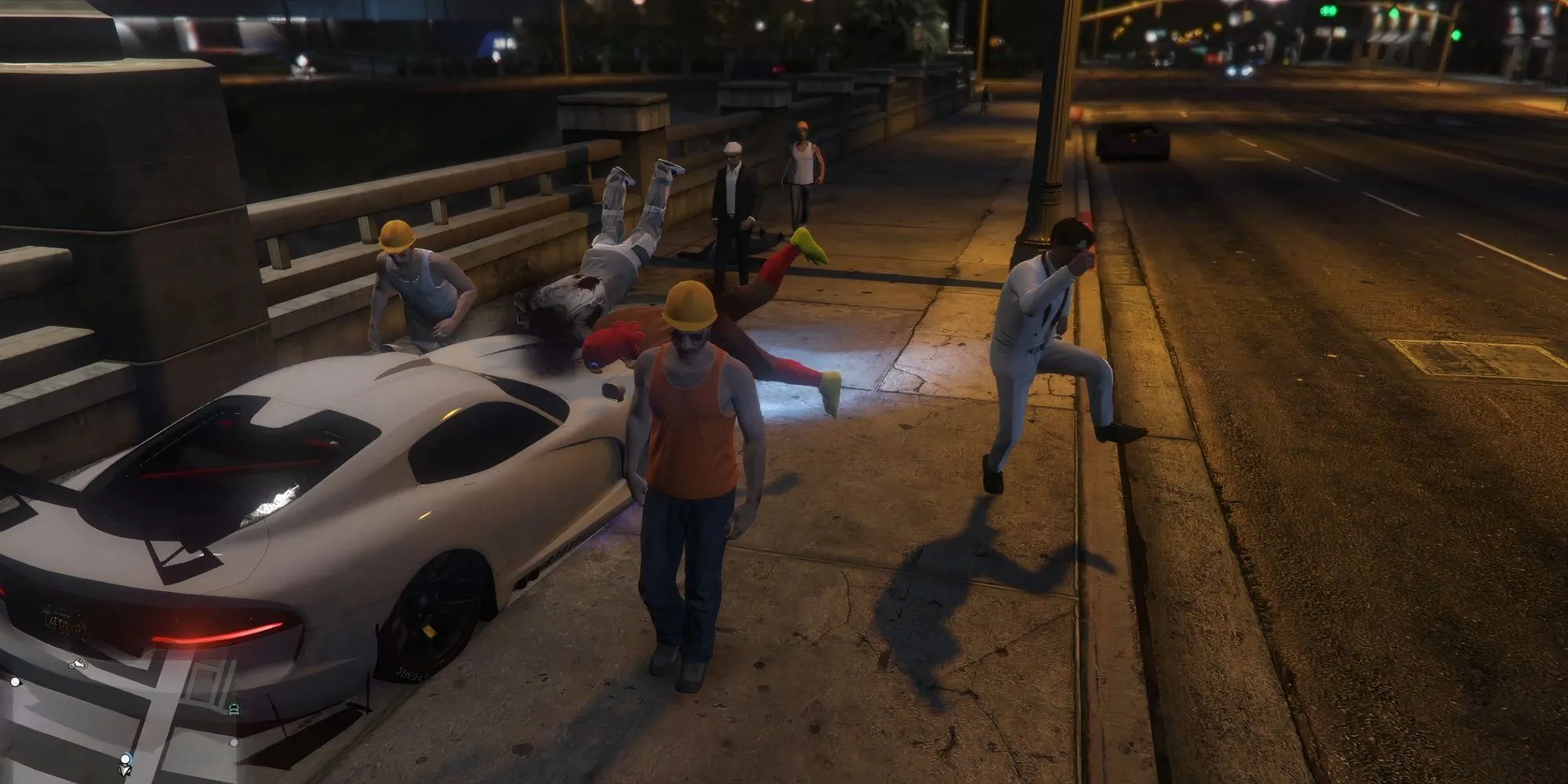 Một nhóm người biểu tình trong GTA 5 Online bị một chiếc ô tô chạy tốc độ cao đâm phải