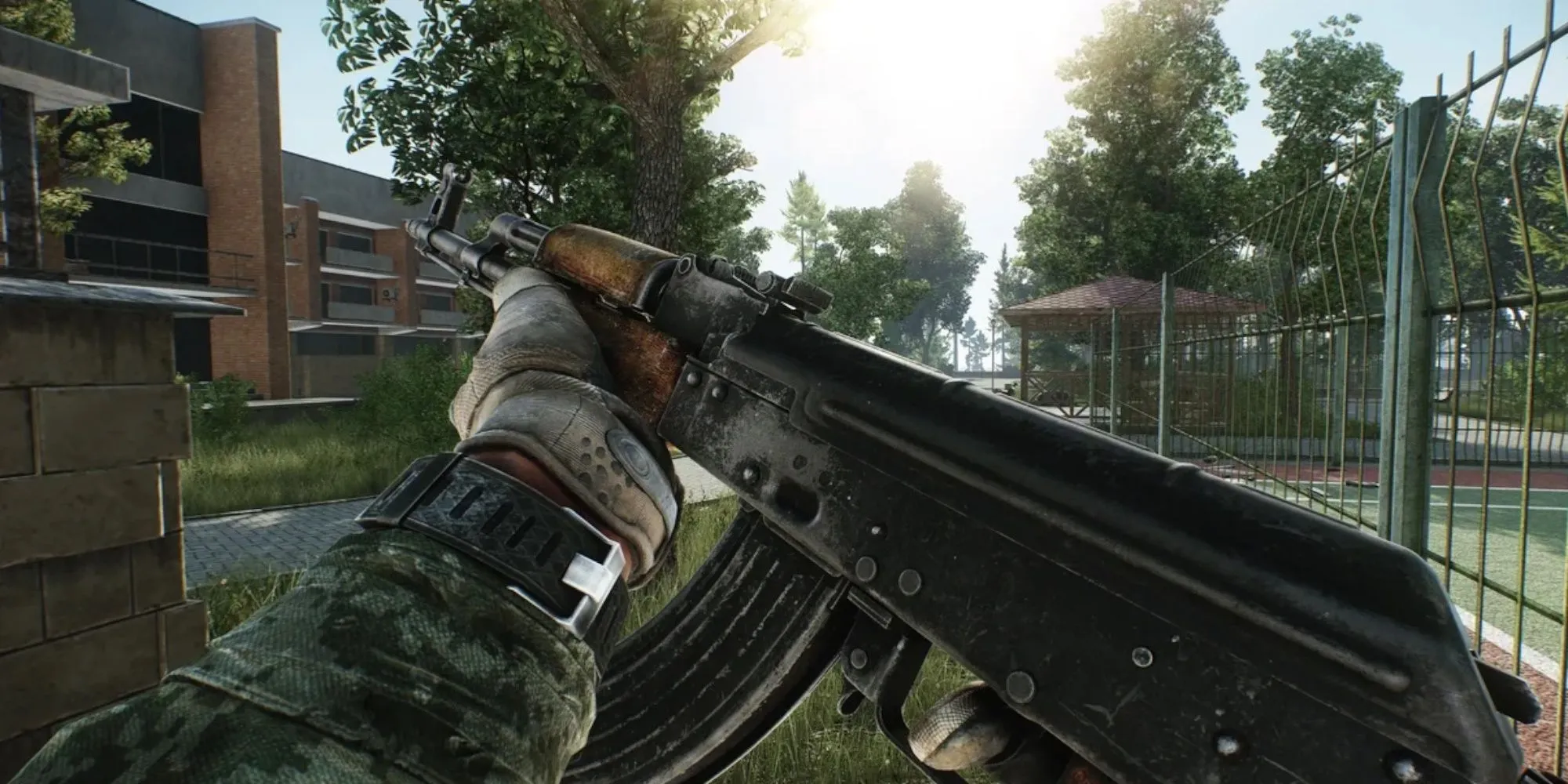 Người chơi trong Escape From Tarkov đang loot đồ trong môi trường căng thẳng