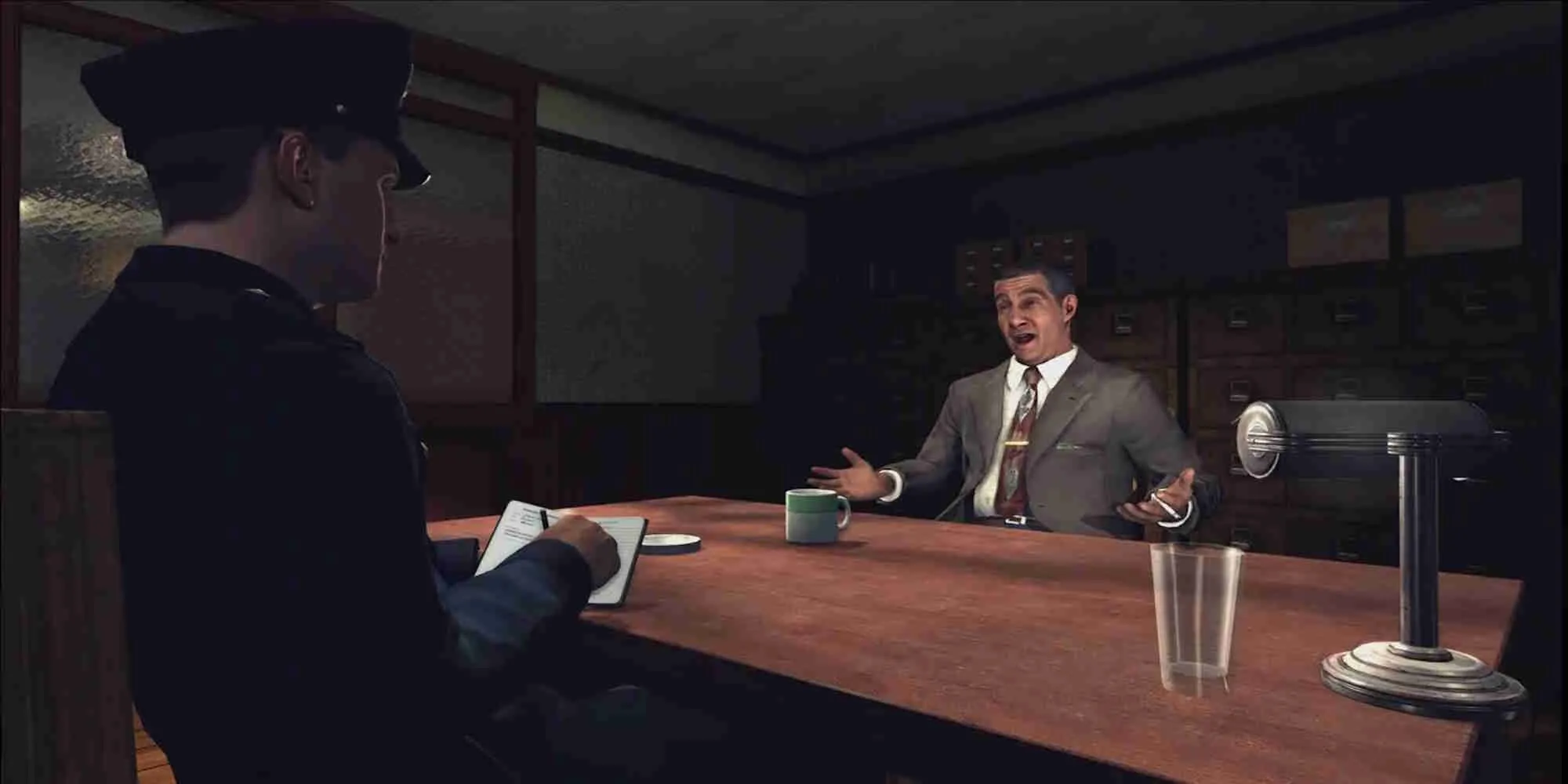 Nhân vật chính Cole Phelps trong game L.A. Noire đang điều tra hiện trường vụ án