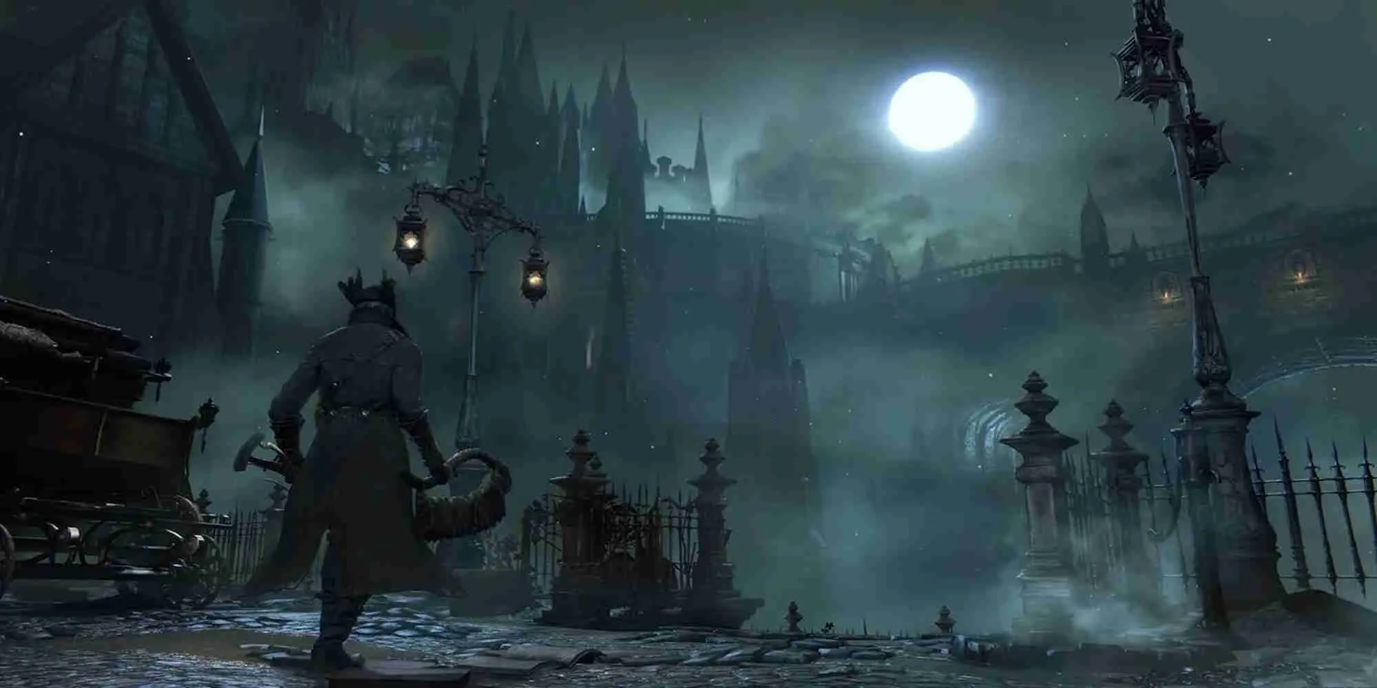 Nhân vật chính đối mặt kẻ thù trong thành phố Yharnam u ám của Bloodborne
