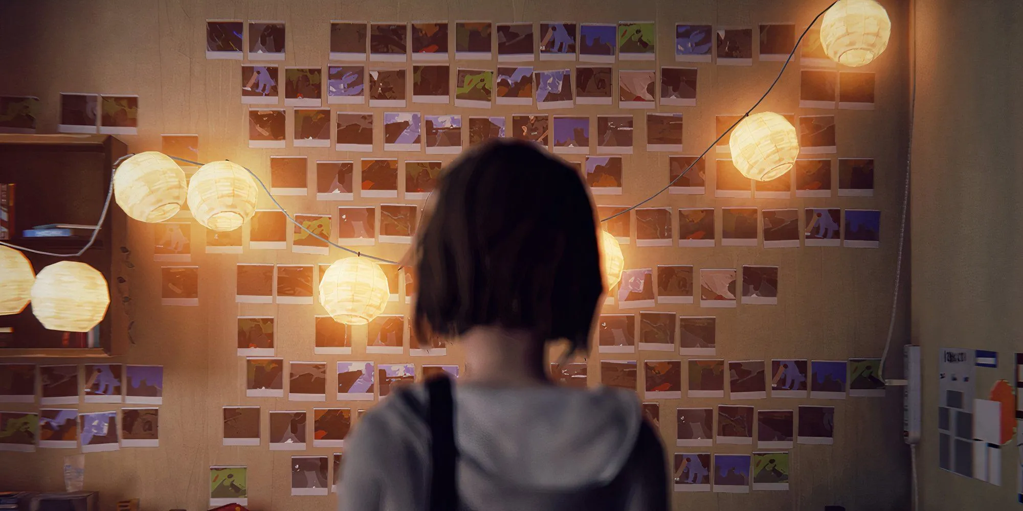 Nhân vật chính Max Caulfield của Life is Strange quay lưng trong căn phòng trang trí bằng ảnh polaroid và đèn