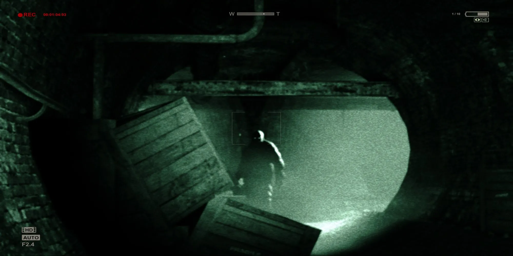 Nhân vật chính sử dụng camera trong bóng tối của bệnh viện tâm thần game Outlast