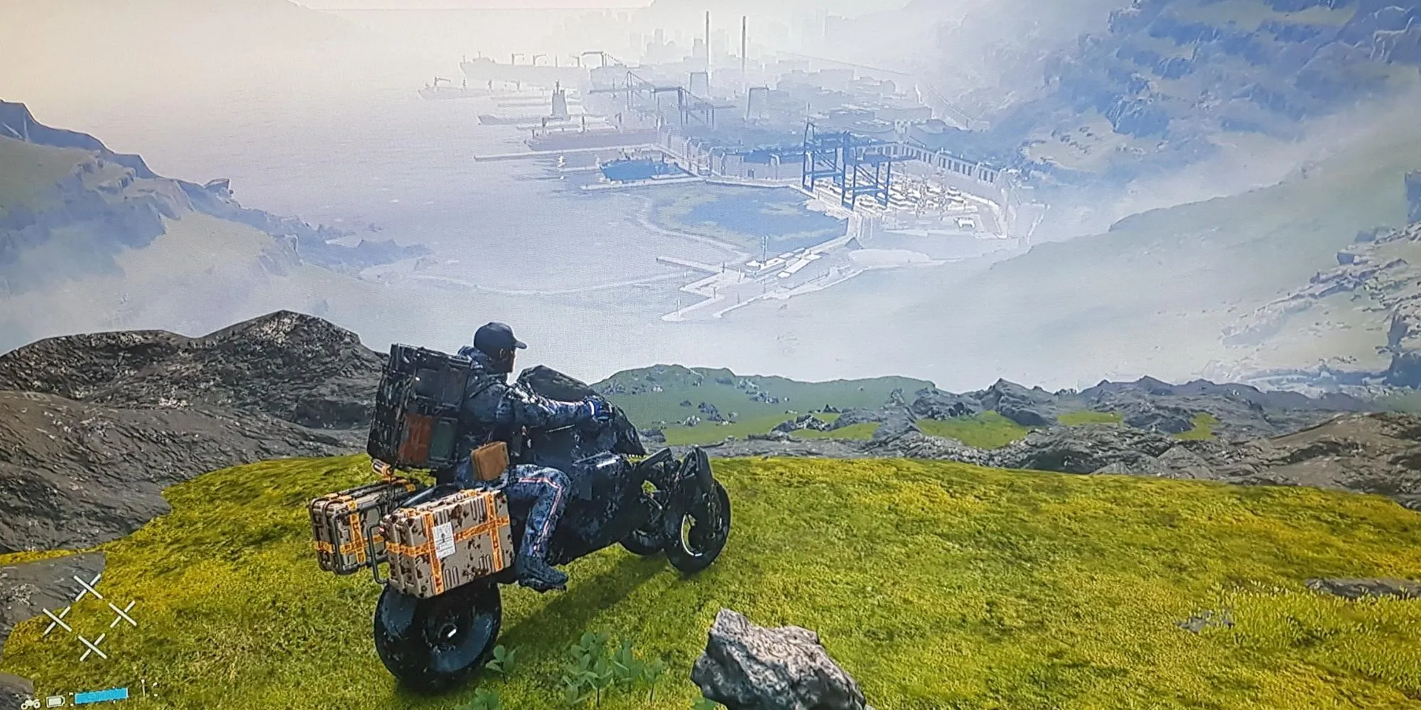 Sam Porter Bridges nhìn về phía khu định cư trong Death Stranding