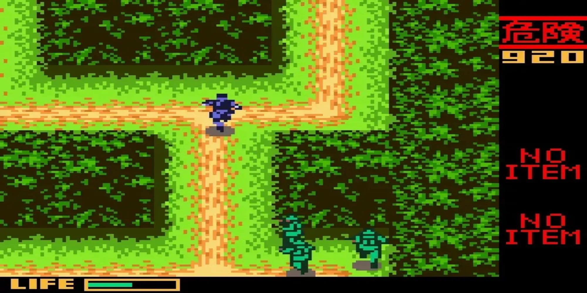 Solid Snake ẩn nấp trong một cảnh game Metal Gear Solid trên Game Boy Color