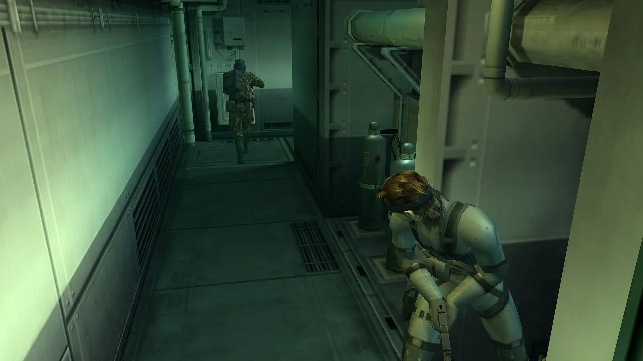 Solid Snake nhìn lén một tên lính địch trong Metal Gear Solid 2: Sons of Liberty