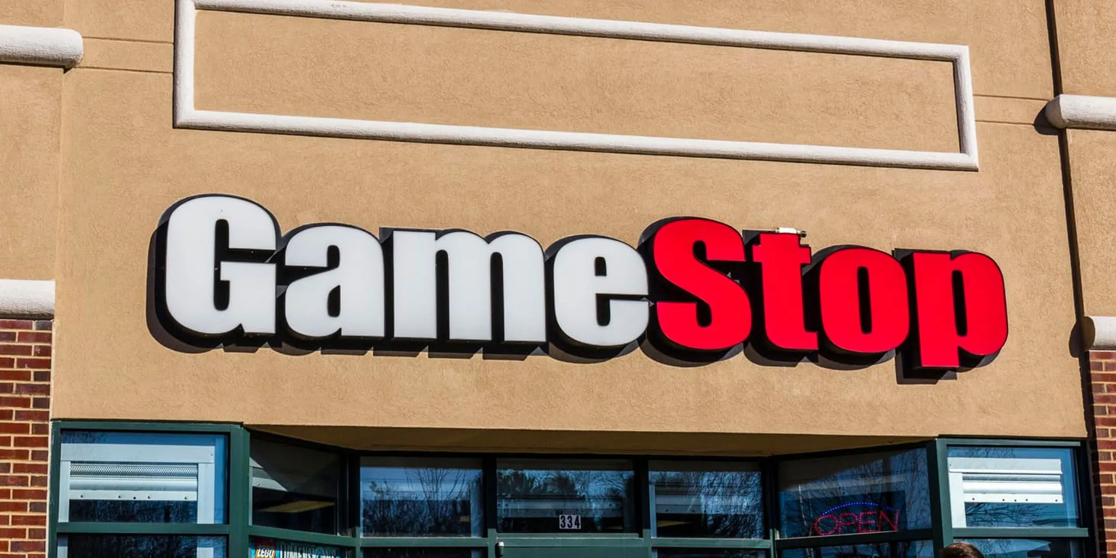 Cửa hàng GameStop và biển hiệu cạnh tranh tiềm năng