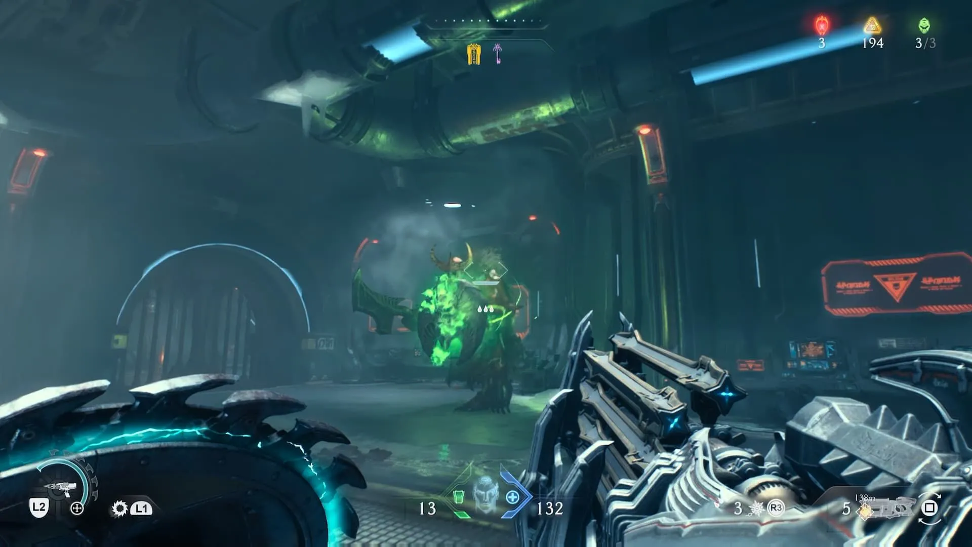 Doom Slayer sử dụng khiên để đỡ đòn tấn công của quỷ