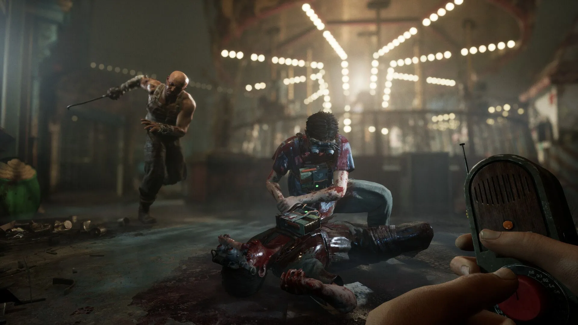 Ảnh bìa chính của The Outlast Trials với biểu tượng Murkoff Corporation và các Reagent bị giam giữ