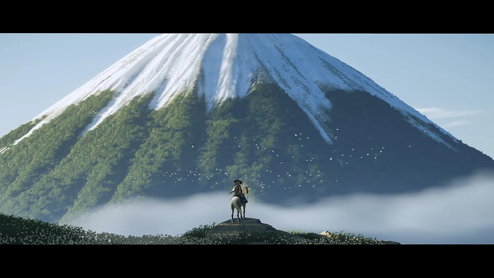 Atsu cưỡi ngựa khám phá cảnh quan rộng lớn của đảo Hokkaido trong game Ghost of Yotei.