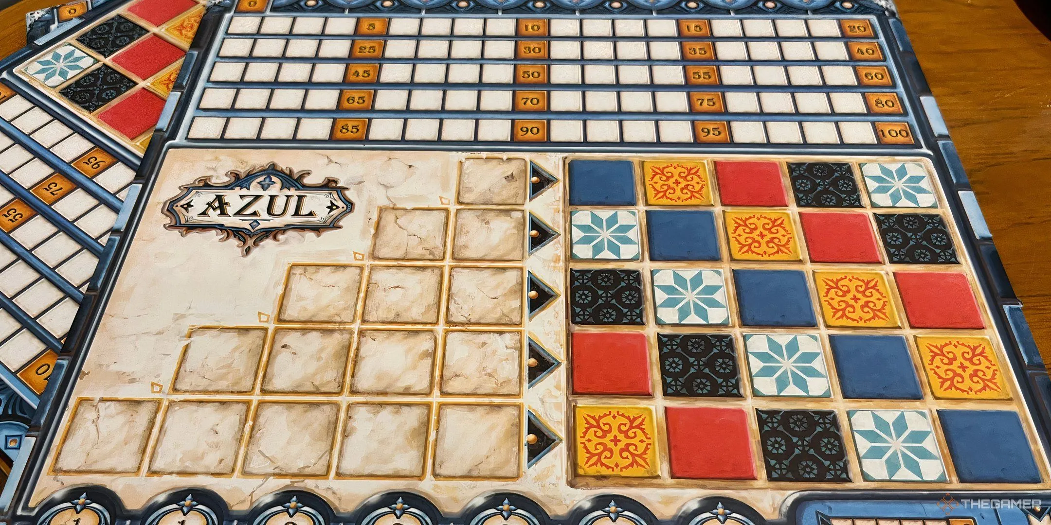 Bàn chơi board game Azul với các viên gạch màu sắc đang được xếp vào dây, minh họa quy tắc về việc giữ lại gạch chưa xếp đầy.