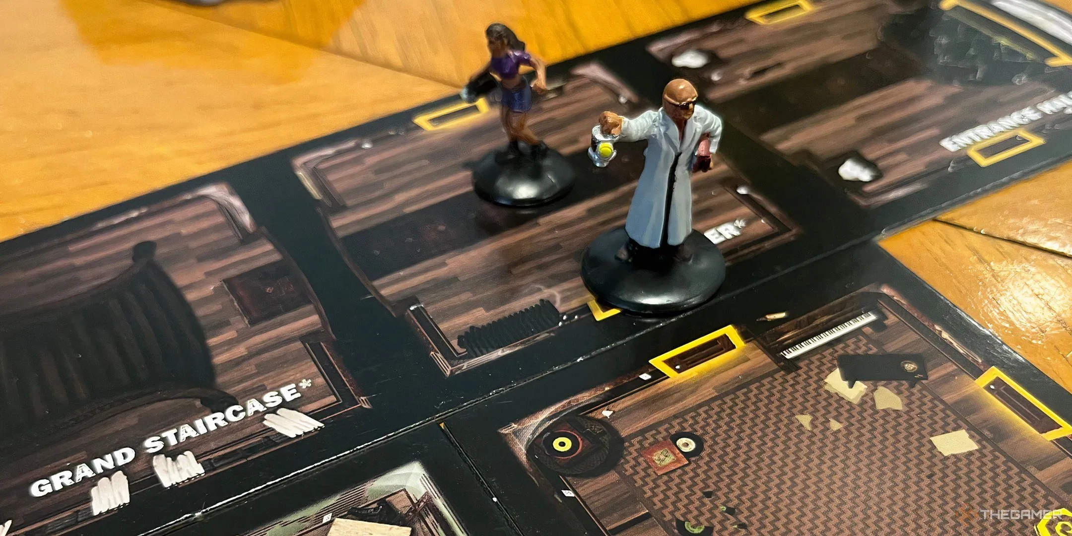 Bàn chơi board game Betrayal at House on the Hill với các căn phòng bí ẩn đang được khám phá, thể hiện quy tắc di chuyển linh hoạt qua các phòng.
