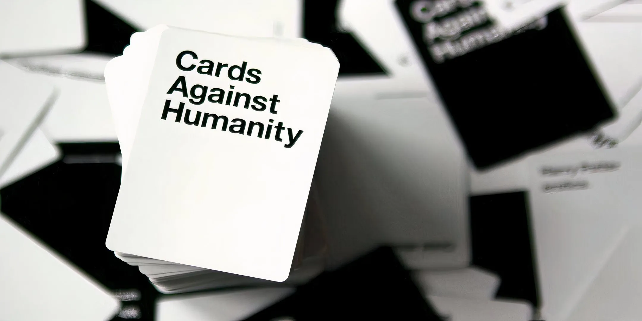 Bộ bài Cards Against Humanity đặt trên bàn, minh họa cho game tiệc tùng dễ bị bỏ dở