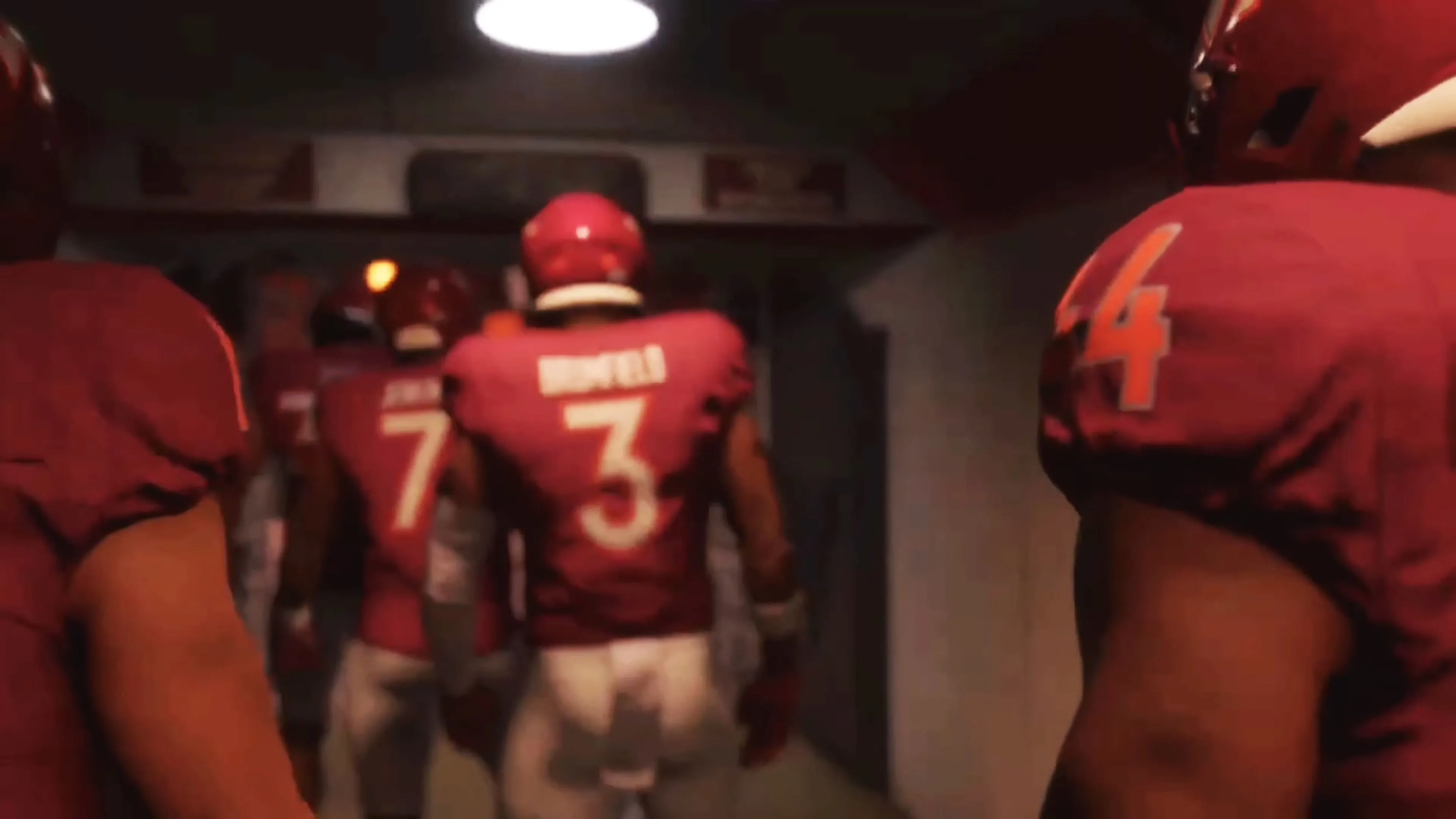 Cầu thủ chạy bóng né người phòng thủ trong College Football 26