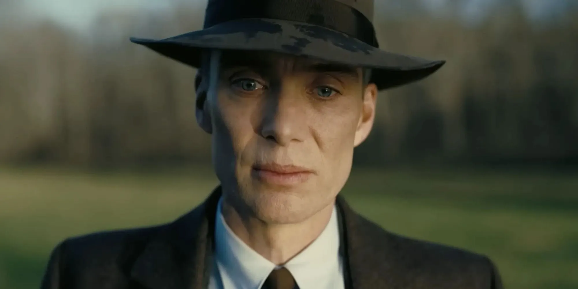 Cillian Murphy trong vai J. Robert Oppenheimer với ánh mắt sâu thẳm, tái hiện chân dung người cha của bom nguyên tử trong bộ phim Oppenheimer.