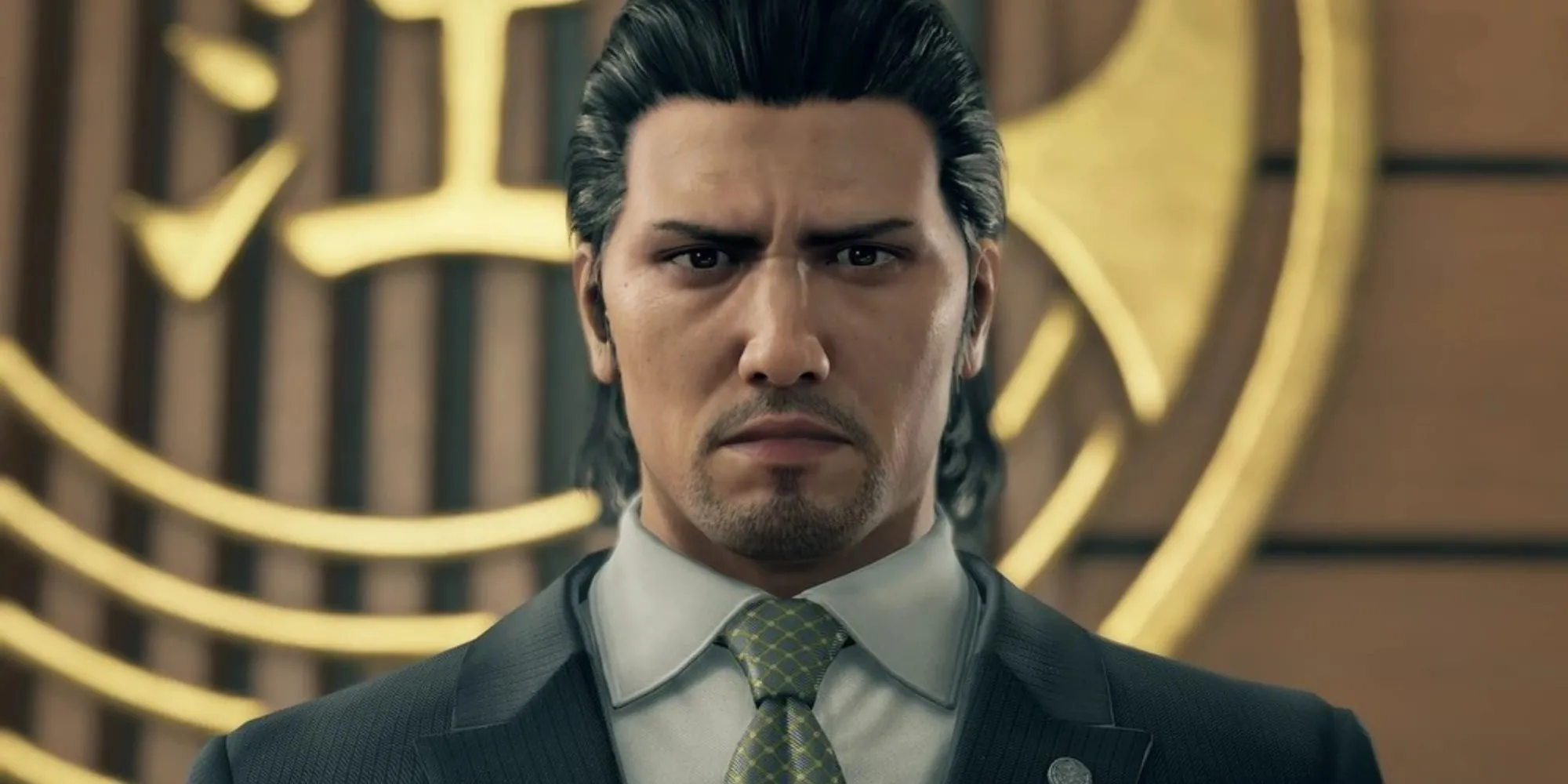 Daigo Dojima đứng trước biểu tượng gia tộc Tojo với vẻ mặt nghiêm nghị, nhìn thẳng vào camera.