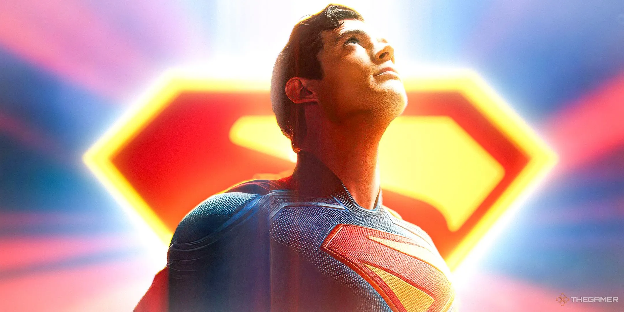 David Corenswet trong vai Superman, nhìn lên với biểu tượng Superman quen thuộc ở hậu cảnh, thể hiện hy vọng mới cho dòng phim siêu anh hùng.