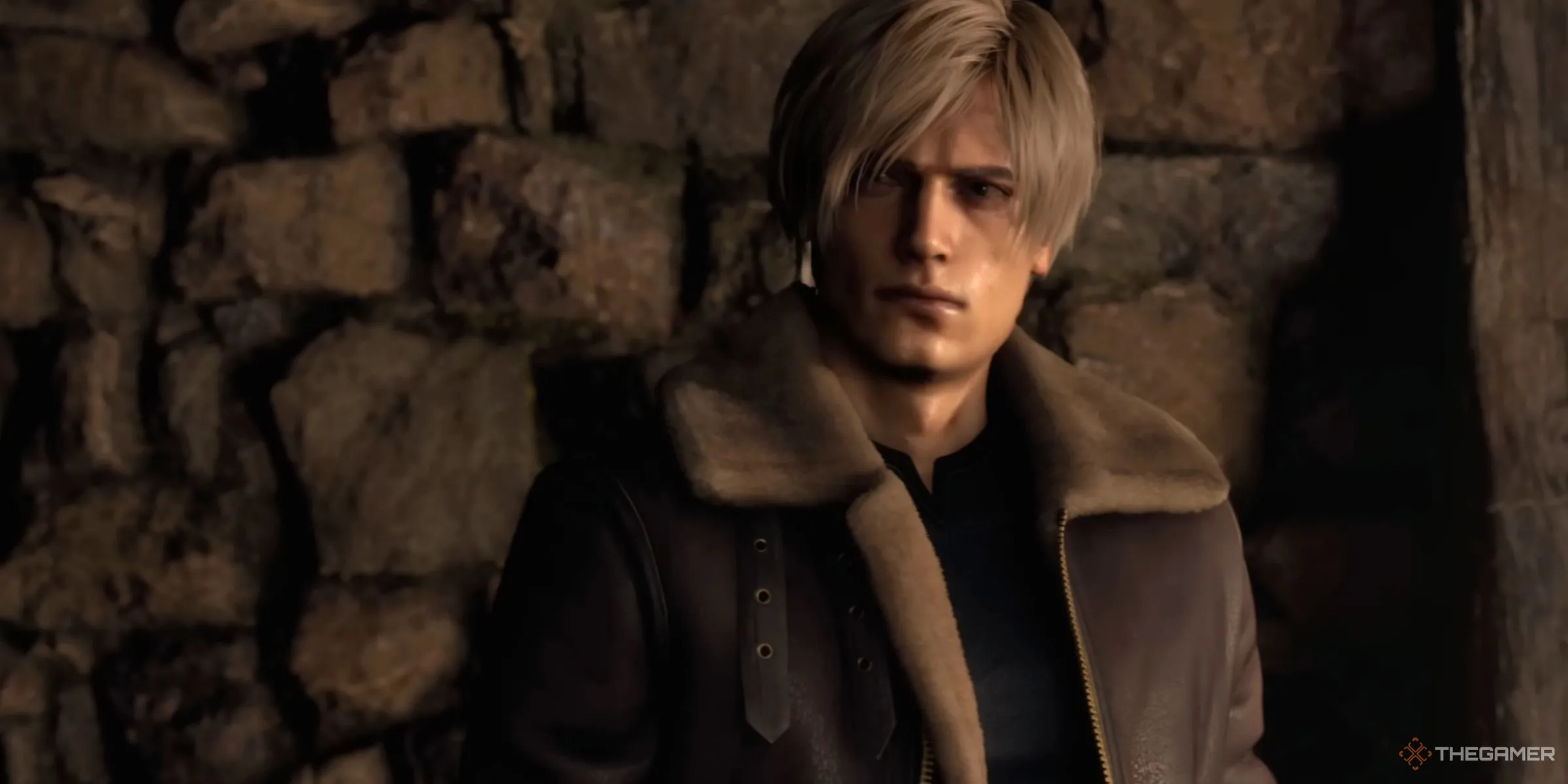 Leon Kennedy thận trọng khám phá căn nhà bỏ hoang trong Resident Evil 4 Remake, tựa game yêu thích của đạo diễn phim RE mới Zach Cregger.