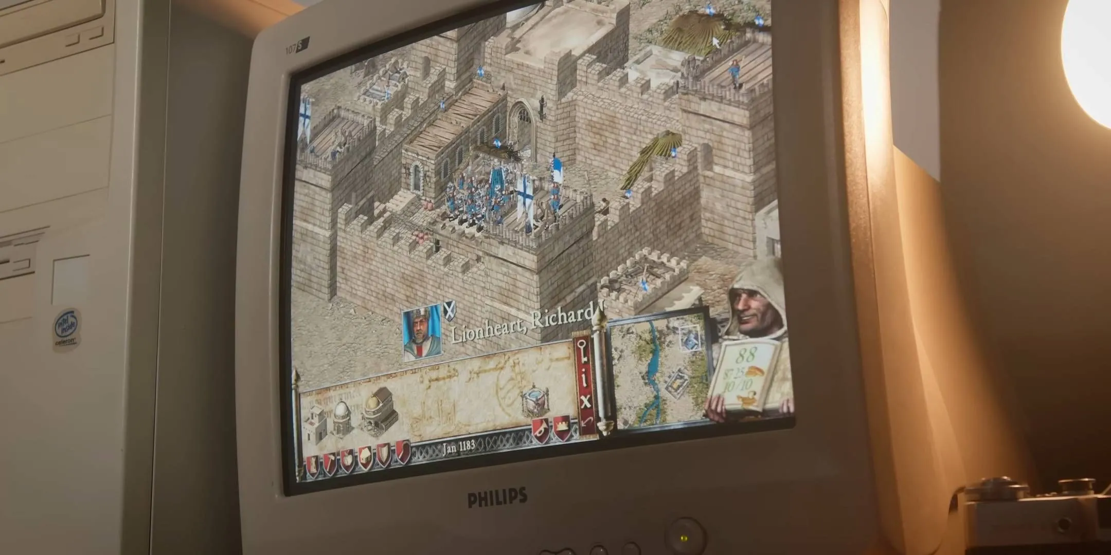 Màn hình máy tính CRT cũ kỹ hiển thị game Stronghold Crusader, gợi nhớ ký ức tuổi thơ của game thủ Việt.