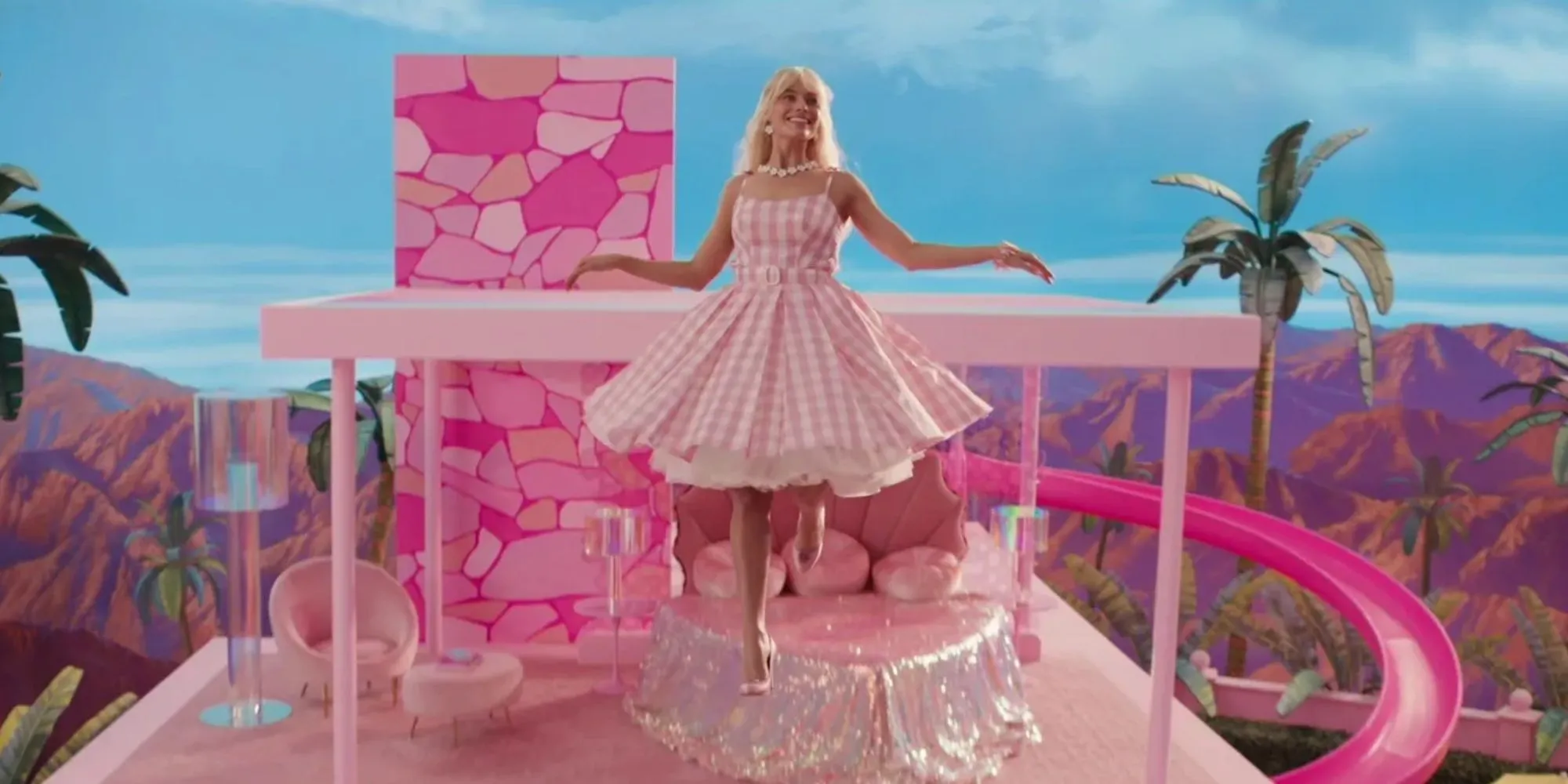 Margot Robbie trong vai Barbie duyên dáng trôi nổi từ Ngôi nhà Giấc mơ màu hồng rực rỡ của mình, một hình ảnh biểu tượng từ bộ phim Barbie đã tạo nên cơn sốt.