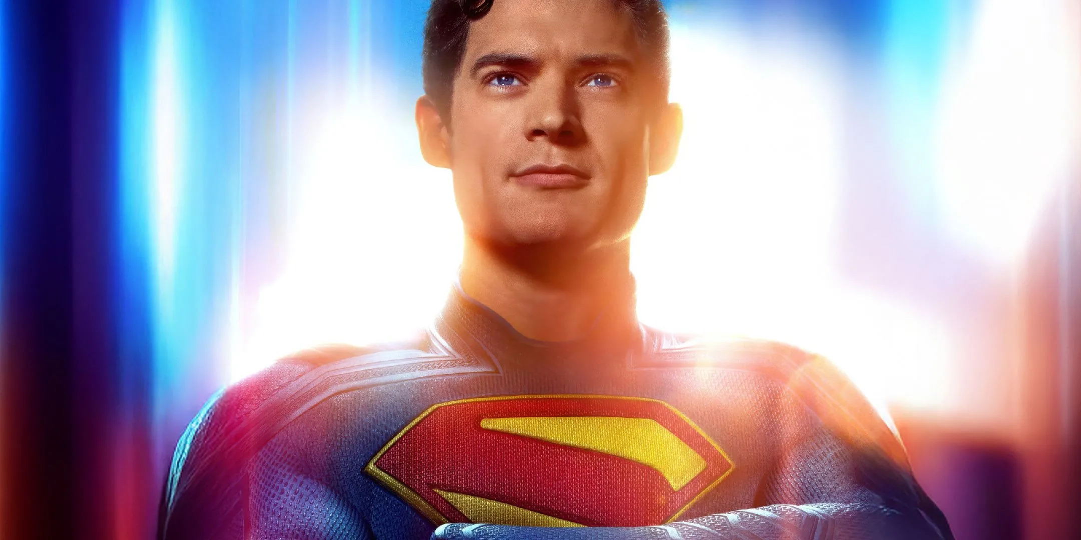 Superman đứng khoanh tay mỉm cười, thể hiện tinh thần lạc quan và nhân văn của Siêu Nhân trong vũ trụ DCU.