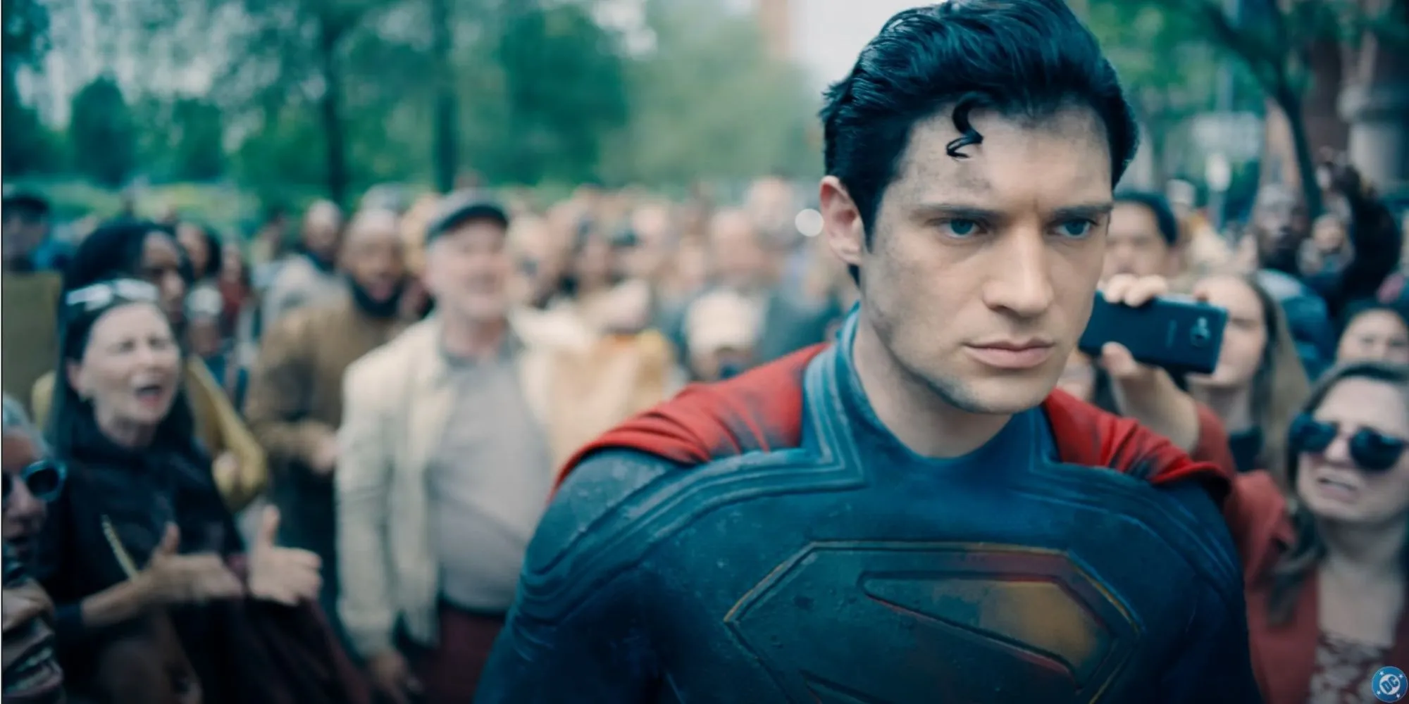 Superman với vẻ mặt thất thần, đám đông phía sau đang la ó trong bối cảnh phim Superman mới của James Gunn.