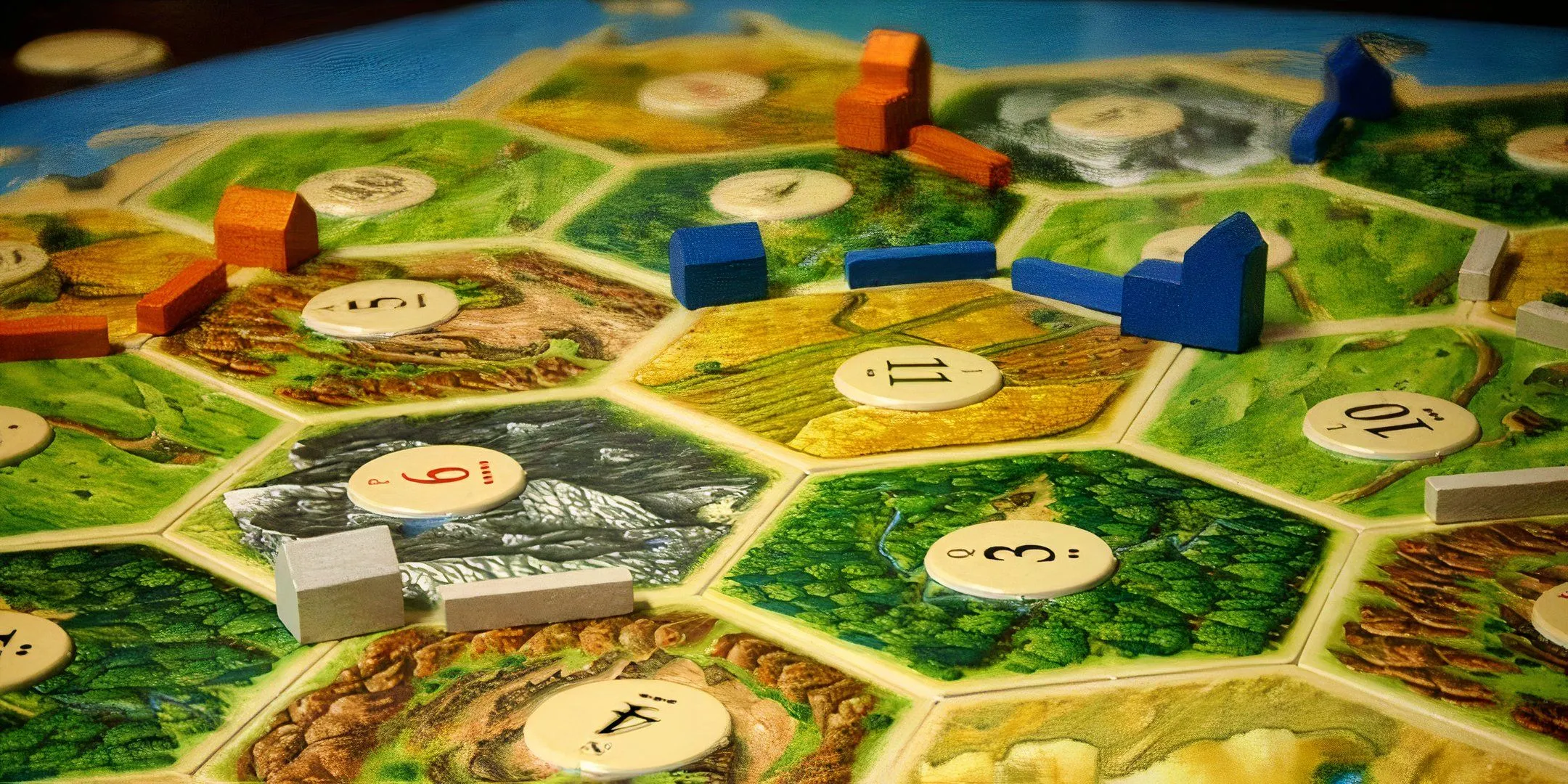 Toàn cảnh bàn chơi board game Settlers of Catan với các khu định cư và tài nguyên, minh họa vị trí ban đầu và luật nhận tài nguyên bị hiểu sai.