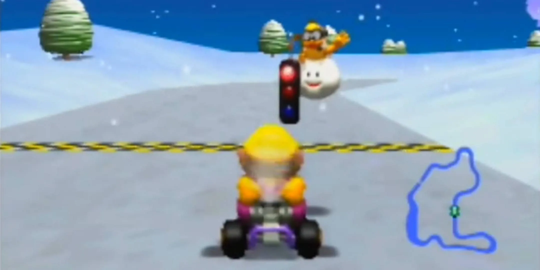 Wario chuẩn bị bắt đầu cuộc đua tại Frappe Snowland trong Mario Kart 64, thể hiện đồ họa 3D đầu tiên của series.