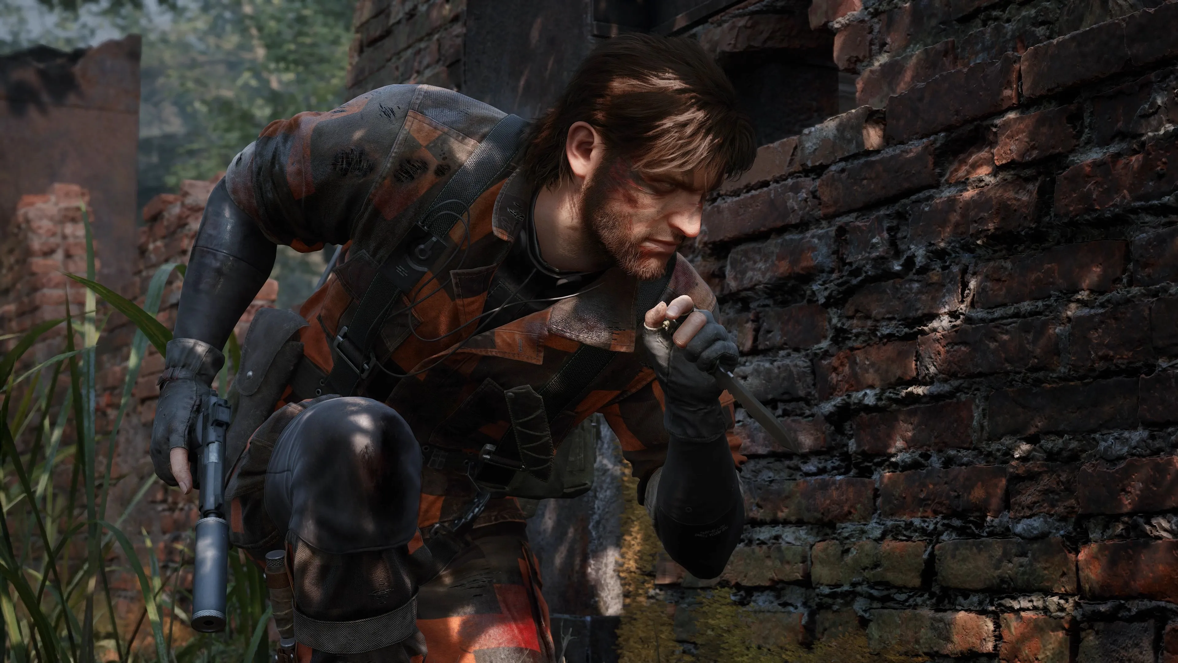 Naked Snake ẩn nấp sau bức tường trong Metal Gear Solid Delta: Snake Eater, thể hiện lối chơi lén lút