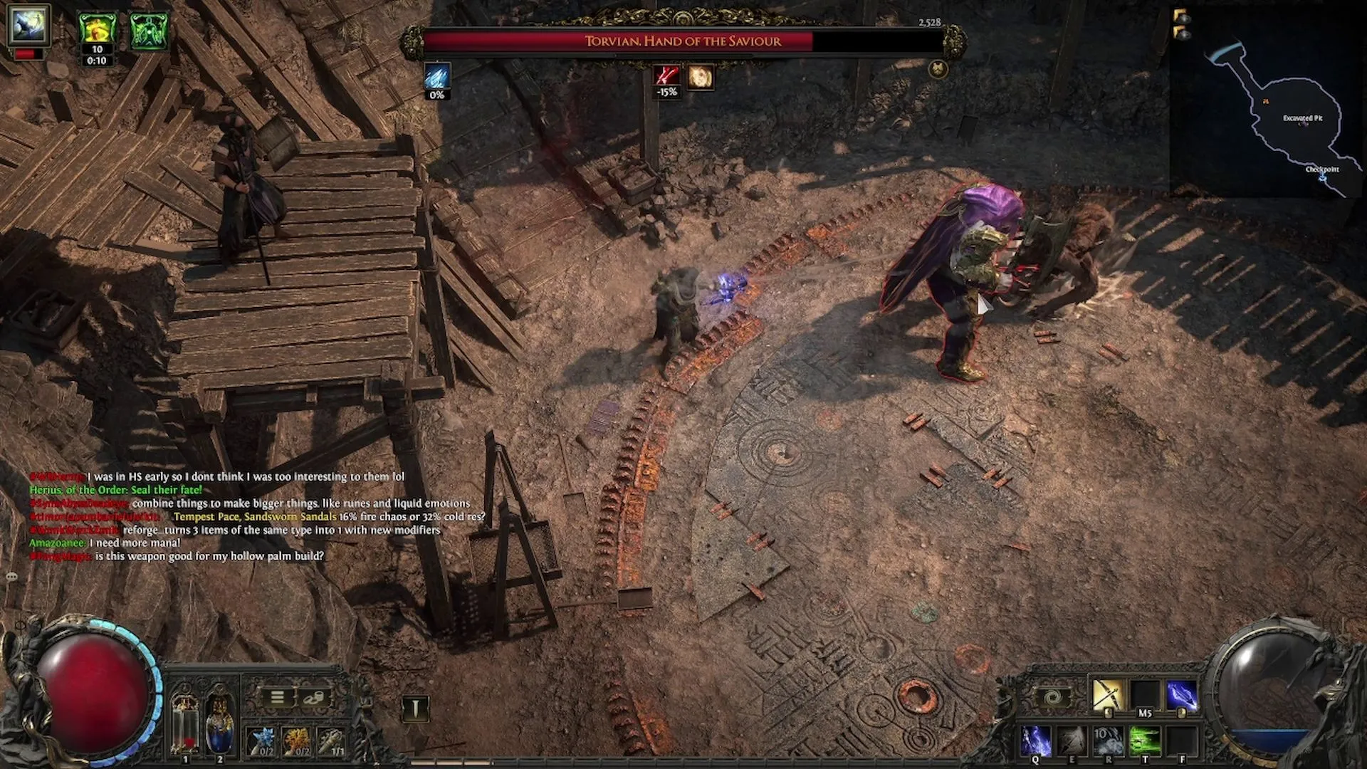 Torvian Hand of the Saviour boss trong Path of Exile 2 đang đứng ở trung tâm đấu trường với lớp giáp mạnh mẽ