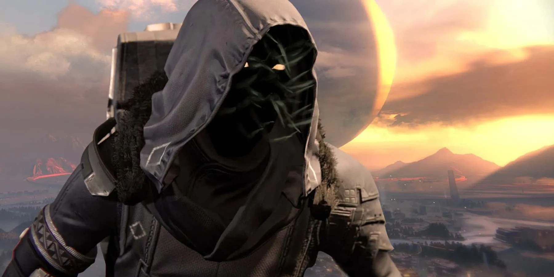 Xur, đặc vụ của Cửu Vị, xuất hiện tại một địa điểm bí ẩn để bán vật phẩm Exotic trong Destiny 2